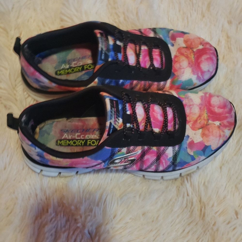 Sketchers tennis shoes